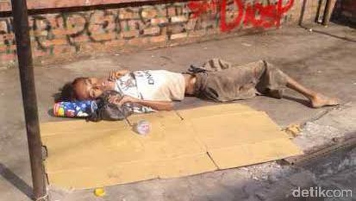 Diduga Sakit, Pria Bertubuh Kurus ini Meninggal di Trotoar di Ciputat