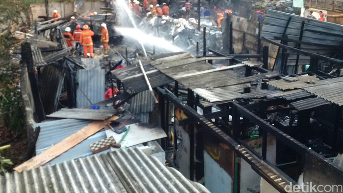 Warga Dengar Ledakan di Lapak Pemulung di Semanggi yang Terbakar