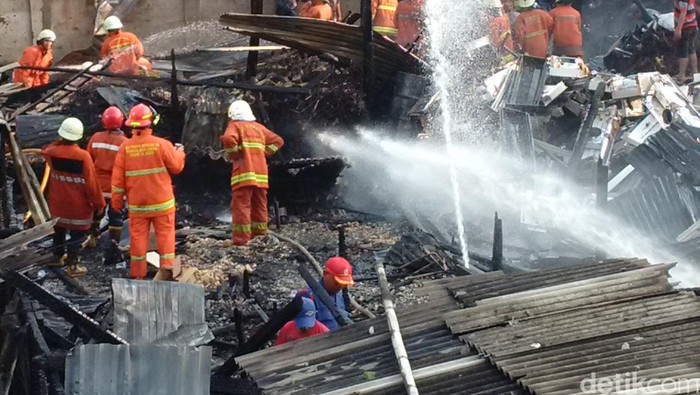 Cerita Pemulung di Semanggi Korban Kebakaran: Hanya TV dan Baju yang Selamat