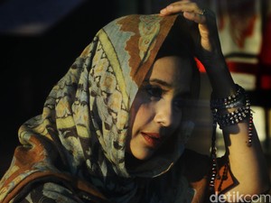 Dulu Membantah, Ayu Azhari Kini Pertanyakan Status Uang Pemberian Fathanah