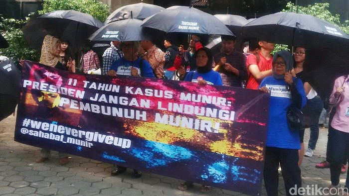 Minta Kasus Munir Diusut, Massa Berpayung Hitam Jalan Kaki ke PT TUN Cikini