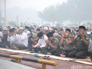 Khusyuknya 1.000-an Warga Berdoa di Tengah Kepungan Asap Pekat