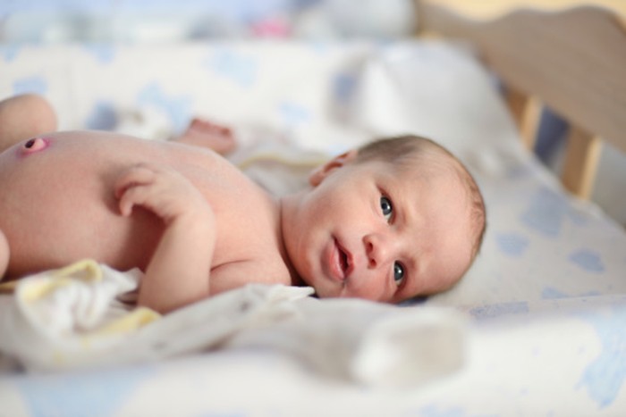 Bayi Sering BAB di Minggu-minggu Awal Kelahirannya, Apa yang Terjadi?