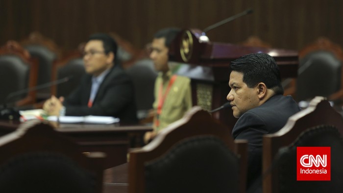 Hakim MK Tanya Penjelasan KPU Soal Pilkada Surabaya