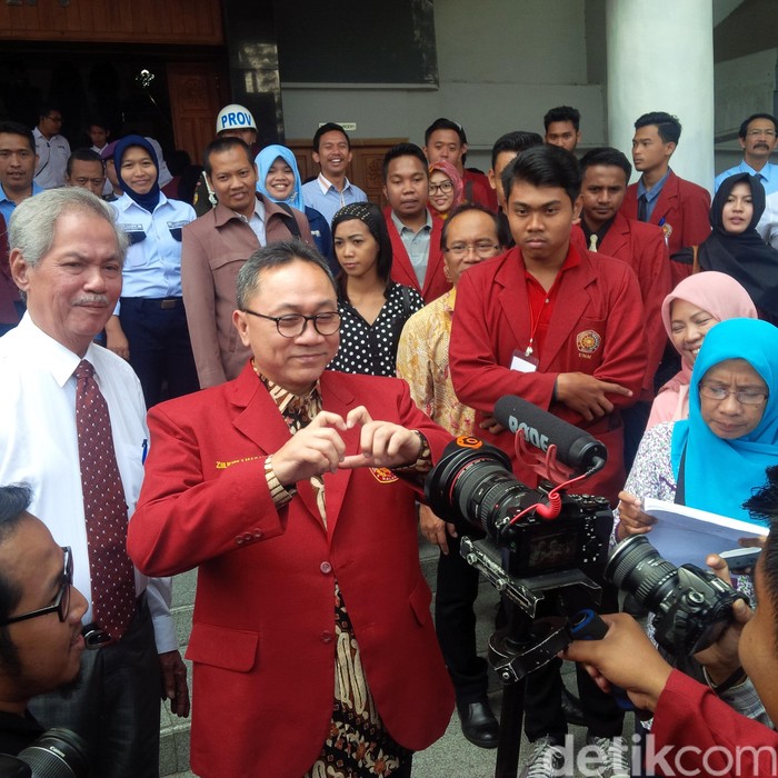 Siang ini, Zulkifli Hasan Antar Rasio-Lucy Daftar ke KPU Surabaya