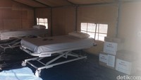 MCK merupakan tenda tahan air yang bisa berfungsi sebagai fasilitas kesehatan sementara dalam keadaan darurat. MCK terdiri dari tenda untuk konsultasi pasien rawat jalan dan tenda terpisah untuk pasien wanita dan pria. Satu tenda perawatan bisa menampung 8-10 orang. (Foto: Radian/detikHealth)