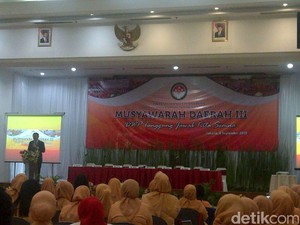 Ahok Minta Ikatan Istri PNS Jadi Pemerhati Warga Jakarta yang Kurang Mampu