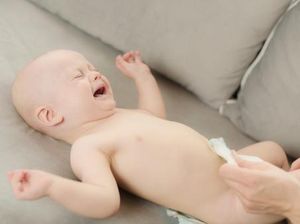 Bayi Menangis, Haruskah Langsung Digendong?