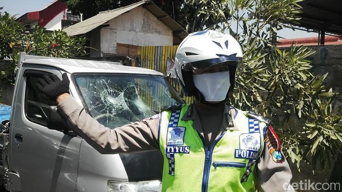 Mobil Muat Batu Akik Dirusak Warga Diduga Terlibat Tabrak Lari