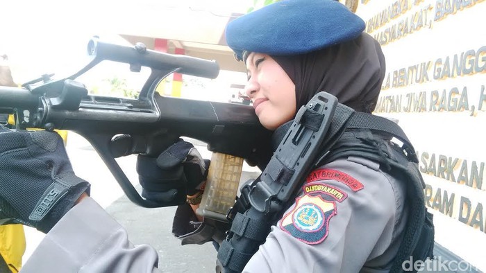 Tak Cuma Belajar Senpi, Brimob Cantik Bripda Adri Juga Semangat Tuntut Ilmu