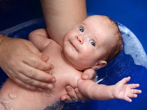 Jangan Salah Ya Bunda, Rambut Bayi pun Bisa Bau Lho