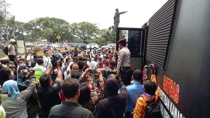 Polisi Bubarkan Pendemo Donald Trump di Bandara Soekarno-Hatta
