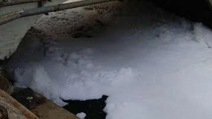 Sungai di Bintaro Berbuih Putih Tarik Perhatian Warga