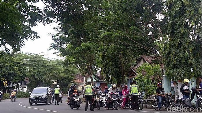 Polisi Tilang 107 Pemotor Lawan Arus di Lenteng Agung