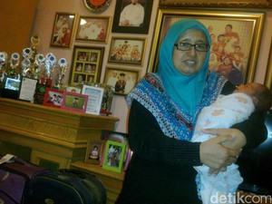 Kisah Kebaikan Yuli, Sang Guru Perawat Bayi