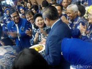 Ultah ke-14 PD, SBY Berikan Potongan Tumpeng Pertama ke Hinca Panjaitan
