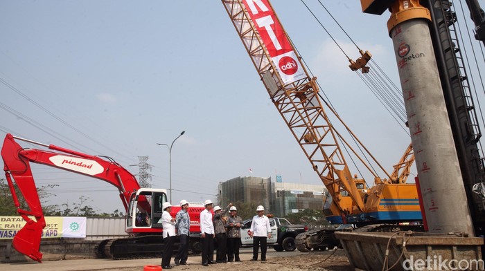 Diresmikan Jokowi, Proyek LRT Dibangun Suara sirine memekik di kawasan Taman Anggrek, Taman Mini Indonesia Indah (TMII) Jakarta Timur sekitar pukul 09.30 WIB. Sirine tersebut sebagai tanda dimulainya groundbreaking proyek kereta ringan (Light Rail Transit/LRT) yang sudah lama ditunggu-tunggu. Hadir dalam persmian tersebut Gubernur DKI Jakarta Basuki Tjahaja Purnama, Menteri BUMN Rini Soemarno, Dirut PT Adhi Karya Kiswodarmawan, dan Gubernur Jawa Barat Ahmad Heryawan. Rachman Haryanto/detikcom.