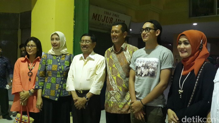 Senangnya Warga Ambon Nonton Bareng Pangdam Pattimura dan Adipati Dolken