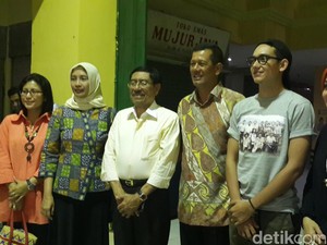 Senangnya Warga Ambon Nonton Bareng Pangdam Pattimura dan Adipati Dolken
