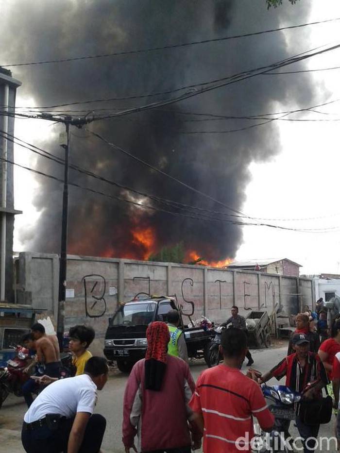 Api Berkobar di Kawasan Padat Penduduk Kapuk Muara