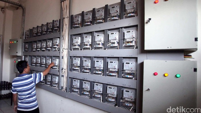 Warga mengisi token listrik di salah satu room kelistrikan di Rusun Cipinang Besar Selatan, Jakarta. Menteri Koordinator Bidang Kemaritiman Rizal Ramli meminta Perusahaan Listrik Negara (PLN) untuk mengkaji ulang pembayaran listrik dengan sistem token karena dinilai mengandung unsur monopoli bayaran. Rachman Haryanto/detikcom.