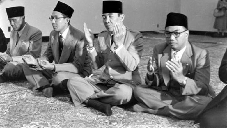 Download Gambar Soekarno Menangis - Gambar Terbaru HD