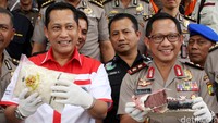 Sehari setelah menjabat Kepala BNN, Buwas bersama Kapolda Metro Irjen Tito Karnavian (kini Jenderal Tito menjabat sebagai Kapolri) menggelar jumpa pers menyita 115 kilogram sabu dan 5.450 ekstasi dalam Operasi Nila Jaya. (Foto: Lamhot Aritonang)