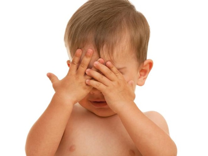 Periksa ke Dokter, Mata Bocah Ini Kena Lem dan Sempat Tak Bisa Terbuka