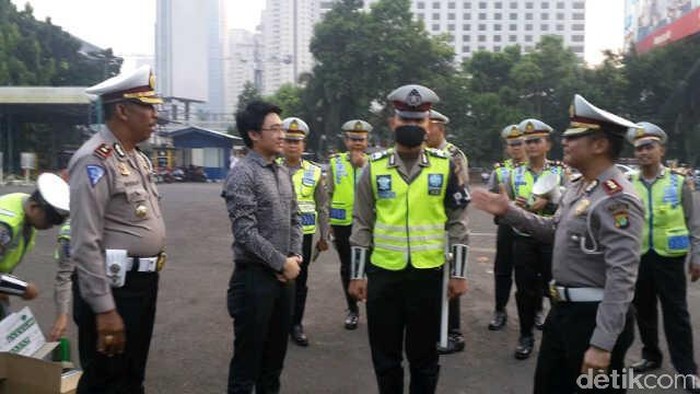 Keren! Anggota PJR ini Tolak Pemberian Uang dari Warga yang Ditolongnya