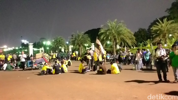 Selepas Maghrib, Mahasiswa BEM Jabodetabek Masih Demo di Depan Istana