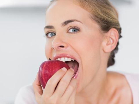 Ilustrasi seorang wanita tengah makan apel