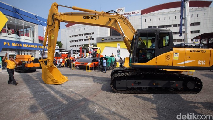 Ada yang unik dalam pagelaran pameran alat-alat berat kali ini di JIExpo Kemayoran Jakarta Pusat, Rabu (9/9/2015). Alat-alat berat keluaran GM Tractors yang ada di Mining Expo 2015 itu pun menari-nari dan unjuk kebolehan dengan spesifikasi dan keunggulan yang dimilikinya dibanding alat-alat berat keluaran produsen lainnya. Puluhan alat berat yang ada maju satu persatu dan beraksi di depan hadapan para pengunjung yang ada. Rachman Haryanto/detikcom