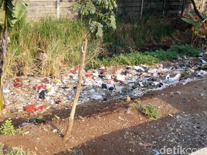 Iihhh... Sungai di Kalibaru Depok ini Berubah Jadi Gunungan Sampah