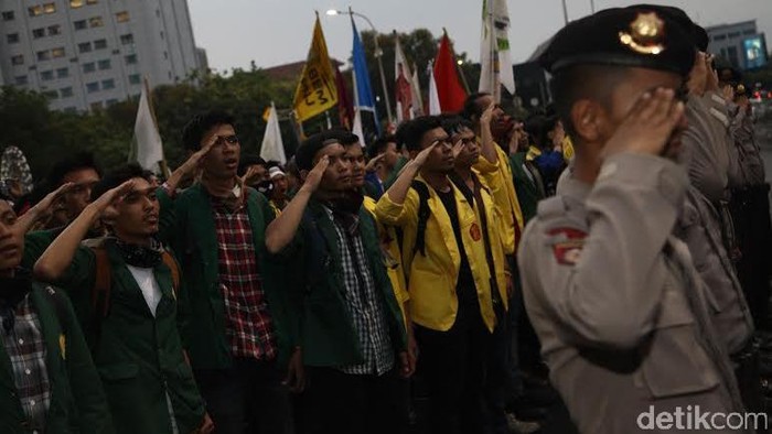 Ketika Pendemo dan Polisi Hormat Bareng di Depan Istana