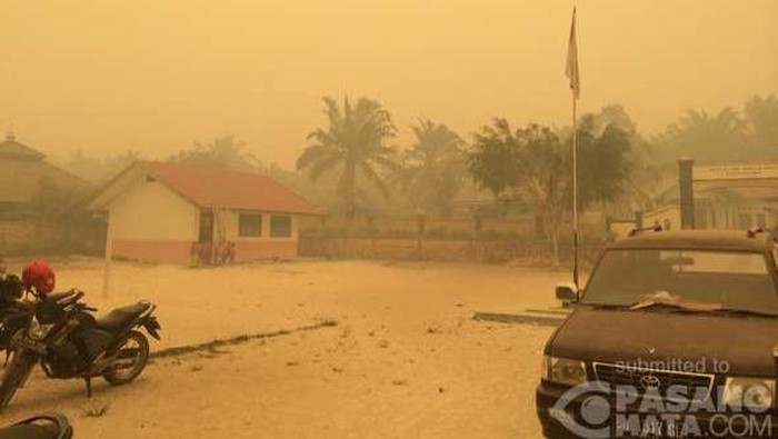 Di Tengah Pekatnya Kabut Asap, Siswa SD di Muaro Jambi Tetap Belajar
