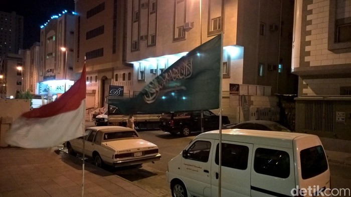 Hujan Es dan Angin Kencang di Makkah, Pohon Tumbang dan Kaca Hotel Pecah