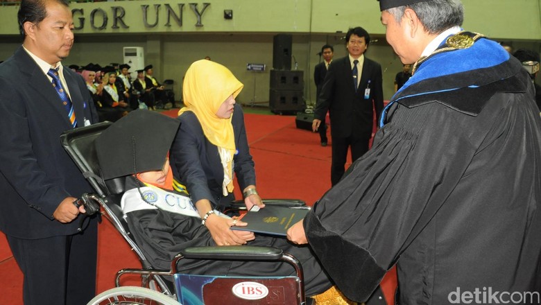 Cerita Dekan UNY Serahkan Ijazah ke Icha yang Terbaring di 