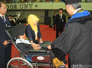 Cerita Dekan UNY Serahkan Ijazah ke Icha yang Terbaring di Kursi Roda