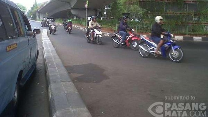Prit! Para Pemotor Ini Nekat Lawan Arus di Bawah Flyover Kalibata