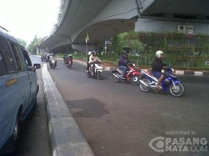 Prit! Para Pemotor Ini Nekat Lawan Arus di Bawah Flyover Kalibata