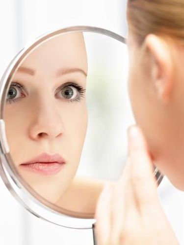 Mengecek wajah setelah cuci muka. 