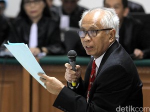 Hakim Konstitusi Palguna: Gugatan OC Kaligis Seperti Paper