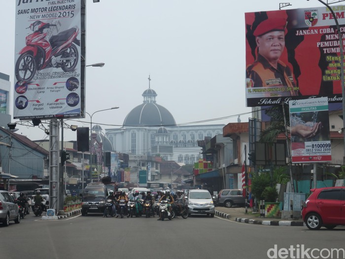 Kabut asap tipis menyelimuti kota Pontianak, Kalimantan Barat