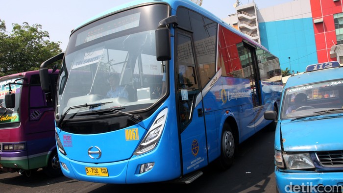 Masyarakat di pinggiran Ibu Kota kini memiliki transportasi alternatif untuk menuju Jakarta. Untuk warga Depok, telah beroperasi bus TransJabodetabek rute Depok-Grogol. Bus TransJabodetabek rute Depok-Grogol mulai beroperasi hari Senin (7/9/2015) memiliki 20 unit armada. Lamhot Aritonang/detikcom.
