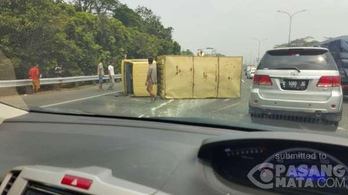 Truk Terbalik di Tol Cibubur, Macet 9 KM dari Arah Cililitan