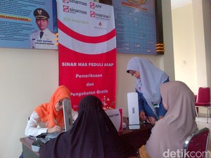 Pengobatan Gratis dalam Kepungan Asap, Warga dan Polisi Memeriksakan Diri