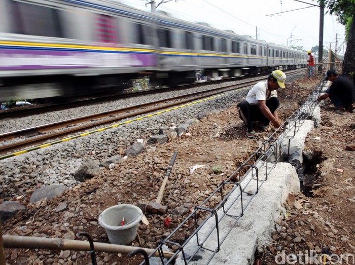 Dua Bocah SD Tewas Tersambar Kereta di Cirebon