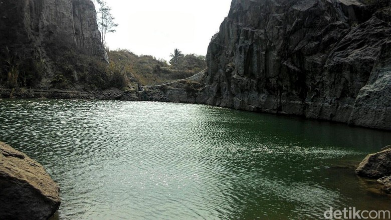 Ini Penampakan Danau Bacan Sebelum dan Sesudah Terisi Air Ini Penampakan Danau Bacan Sebelum dan Sesudah Terisi Air