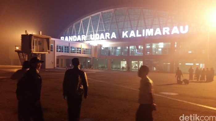 Duh, Bandara Kalimarau Kaltim Dikepung Asap!