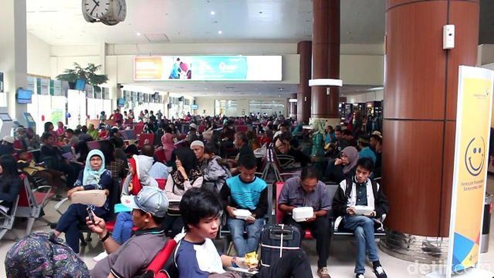 Bandara Pekanbaru Kembali Lumpuh karena Asap, Ratusan Penumpang Menumpuk
